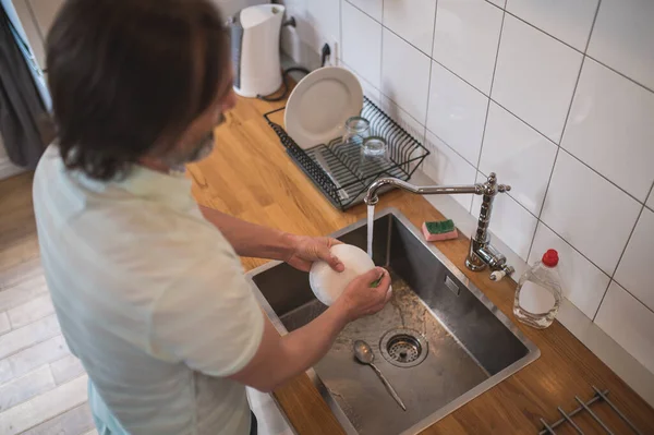 Trabajo Doméstico Hombre Cocina Lavando Los Platos Haciendo Algunas Tareas — Foto de Stock