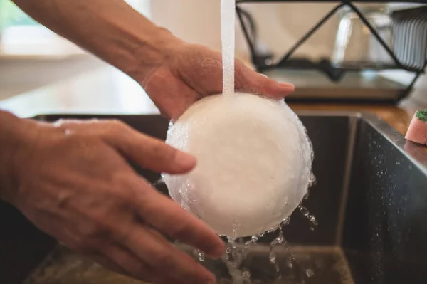 Trabalho Doméstico Homem Cozinha Lavando Pratos Fazendo Algumas Tarefas Domésticas — Fotografia de Stock