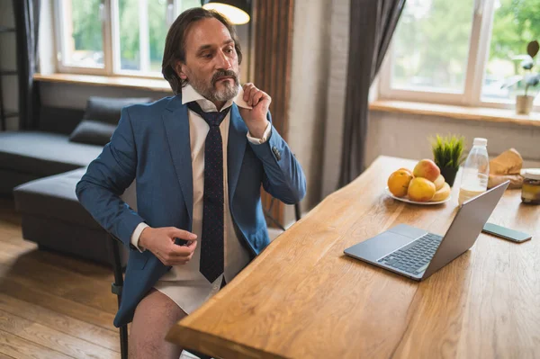 Escritório Homem Sentado Frente Laptop Esperando Chamada Vídeo — Fotografia de Stock