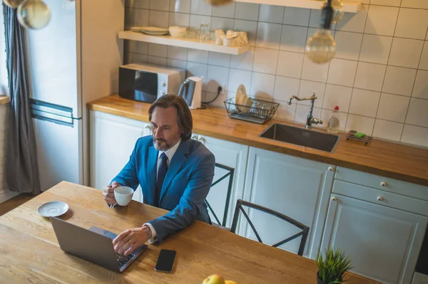 Een Werkdag Man Blauw Pak Met Een Vieo Call Zoek — Stockfoto