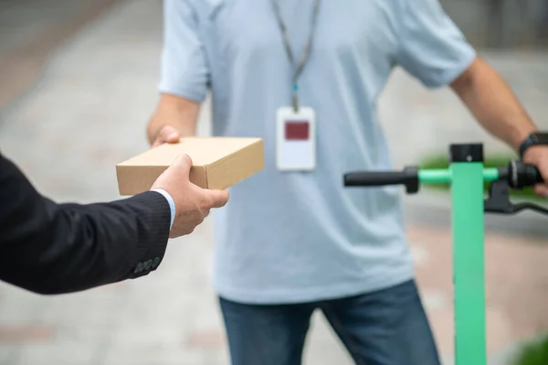 Serviço Entrega Courrier Uma Scooter Que Entrega Uma Caixa Cliente — Fotografia de Stock