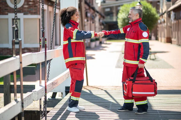 Großformatiges Porträt Zweier Lächelnder Rettungssanitäter Roten Uniformen Die Sich Freien — Stockfoto