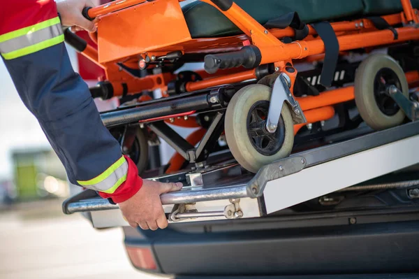 Photo Recadrée Ambulancier Qui Sort Civière Hôpital Véhicule Médical Urgence — Photo