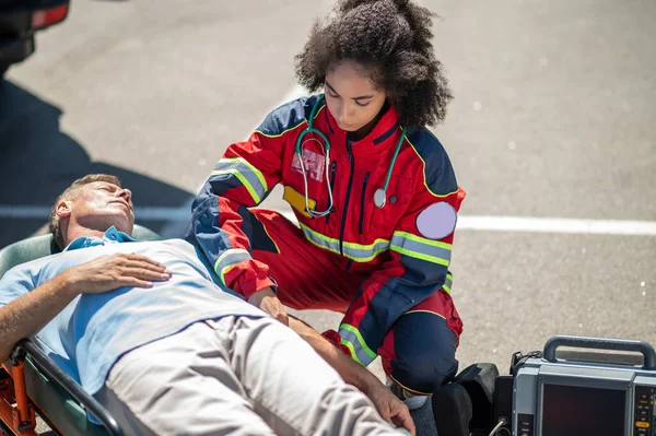 Erfahrener Rettungssanitäter Versorgt Einen Bewusstlosen Mann Der Auf Dem Krankenhausbett — Stockfoto