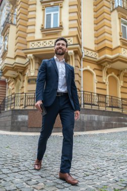 Dünya 'ya gidiyorum. Sokakta yürüyen yakışıklı, zarif bir adam.