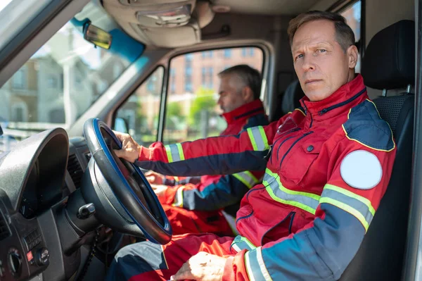 Fahrer Und Sanitäter Roten Uniformen Sitzen Zusammen Der Kabine Des — Stockfoto