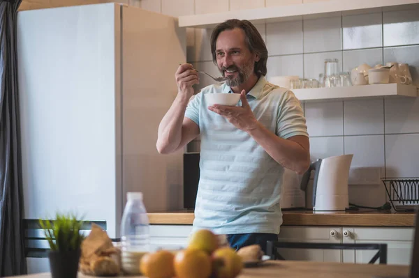 Pequeno Almoço Casa Maduro Homem Tomando Café Manhã Olhando Satisfeito — Fotografia de Stock