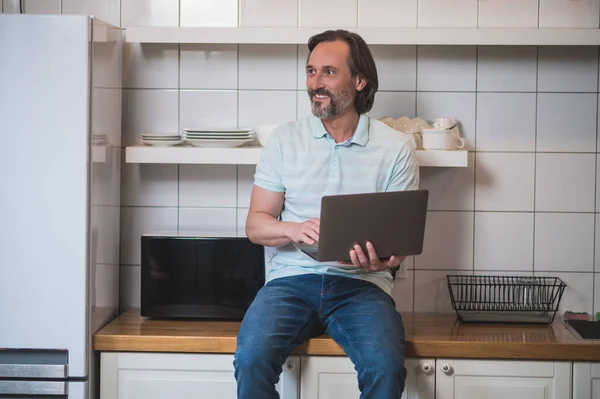 Trabalho Casa Homem Sentado Mesa Cozinha Com Lapotp — Fotografia de Stock