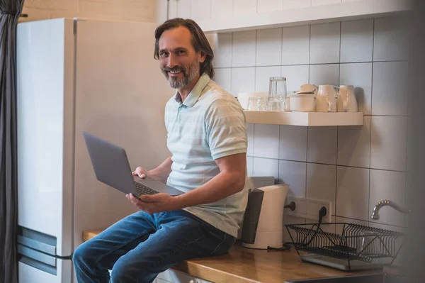 Lavora Casa Uomo Seduto Sul Tavolo Cucina Con Lapotp — Foto Stock