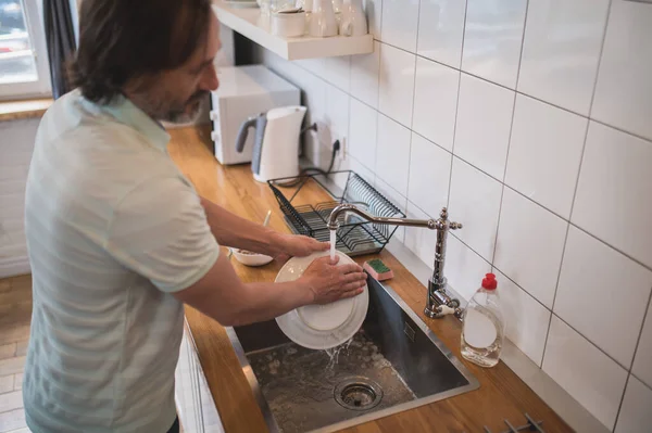 男人在厨房洗碗 — 图库照片