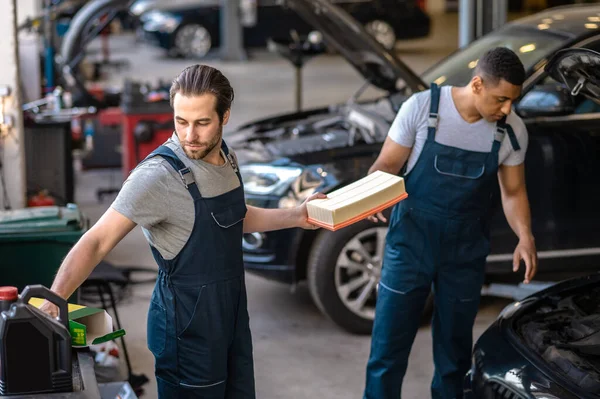 Team Auto Workshop Workers Preparing Change Engine Air Filter Client — Stock Photo, Image