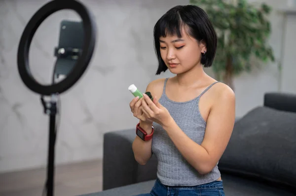 Vlogger Beauté Assis Devant Caméra Smartphone Regardant Les Produits Cosmétiques — Photo