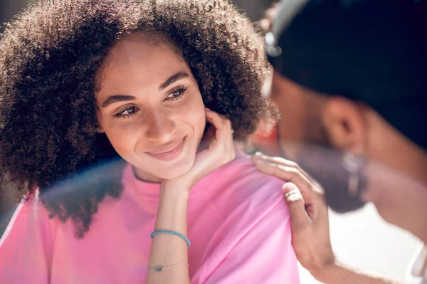 Verliefd Twee Jongeren Een Café Kijken Elkaar Aan — Stockfoto