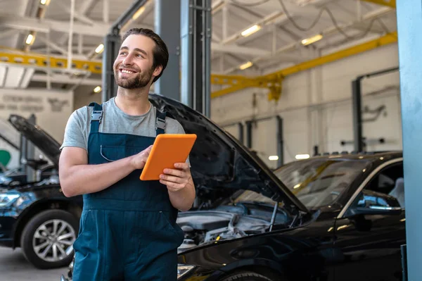 Smiling Happy Young Car Mechanic Holding Tablet Computer Hands Looking — Stock Photo, Image