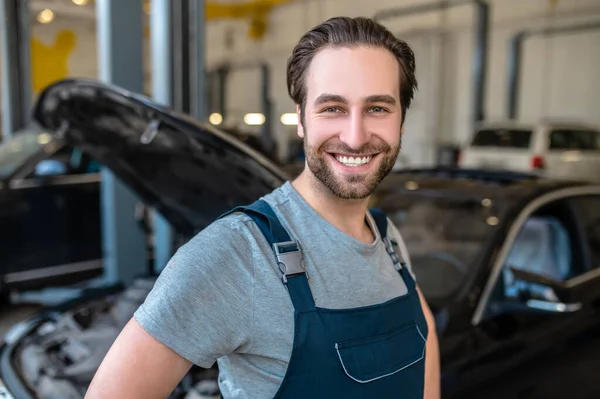 Portrait Joyeux Mécanicien Entretien Automobile Posant Pour Caméra Parmi Les — Photo