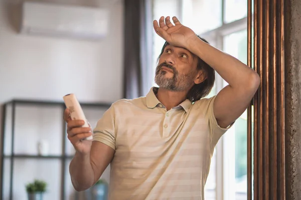 Warmte Man Wit Tshirt Zet Airconditioner Aan — Stockfoto