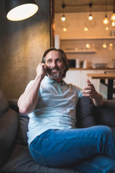 Boas Notícias Homem Falando Telefone Parecendo Animado — Fotografia de Stock