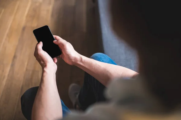 Conectado Imagen Cerca Hombre Con Smartphone Las Manos — Foto de Stock