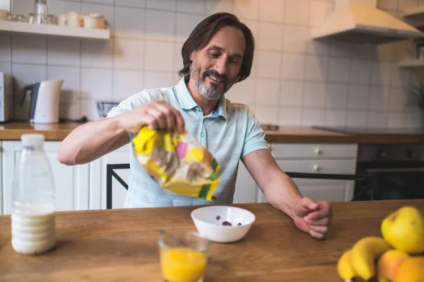 Kahvaltı Vakti Geldi Bekar Bir Adam Evdeki Mutfakta Kahvaltı Yapıyor — Stok fotoğraf