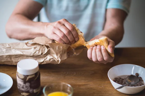 Haciendo Sándwiches Imagen Cerca Del Hombre Partiendo Pan Para Sándwiches —  Fotos de Stock