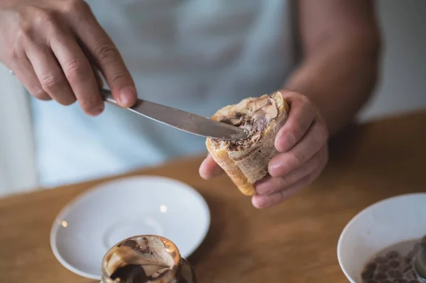 Colazione Uomo Cucina Fare Colazione Mettere Pasta Cioccolato Sul Pane — Foto Stock