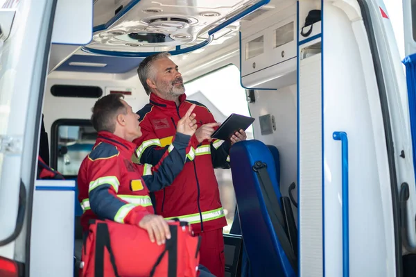 Erfaren Paramedicinsk Personal Som Utför Inspektion Ambulansbilen — Stockfoto