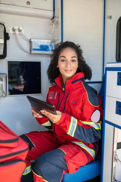 Trabajador Salud Satisfecho Con Tableta Sentada Vehículo Emergencia Médica Mirando — Foto de Stock