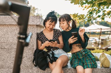 Sosyal medya. Parkta oturan ve sosyal medyada vakit geçiren genç solungaçlar