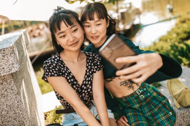 Sosyal medya. Parkta oturan ve sosyal medyada vakit geçiren genç solungaçlar