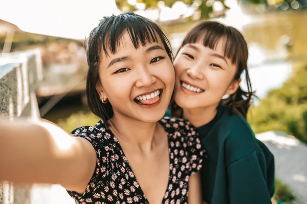 Mutlu Kızlar Gülümseyen Kızlar Selfie Çekiyor Mutlu Görünüyorlar — Stok fotoğraf