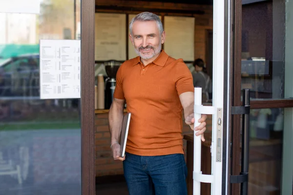 Straatcafé Volwassen Zelfverzekerde Man Met Notitieboekje Bij Cafetaria Ingang — Stockfoto