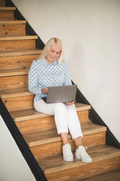 Sorridente Signora Contenta Seduta Sulle Scale Legno Con Computer Portatile — Foto Stock