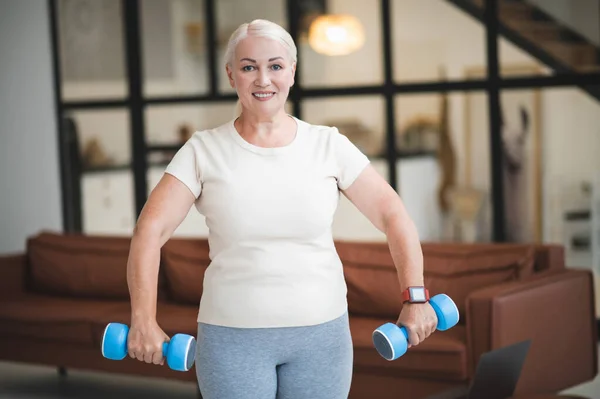 Sonriente Alegre Atractiva Señora Madura Haciendo Ejercicio Con Par Pesos — Foto de Stock