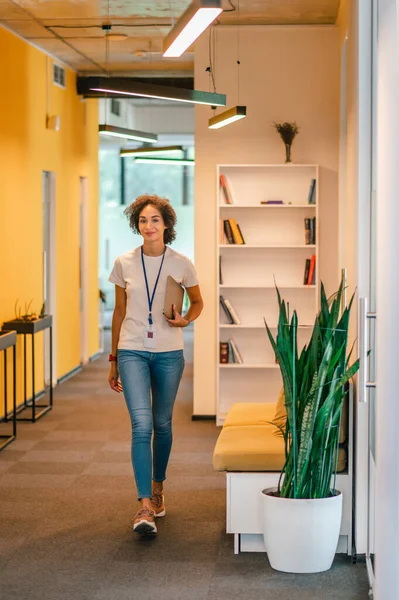 Buen Humor Trabajo Trabajador Oficina Caminando Pasillo Oficina Buscando Satisfecho — Foto de Stock