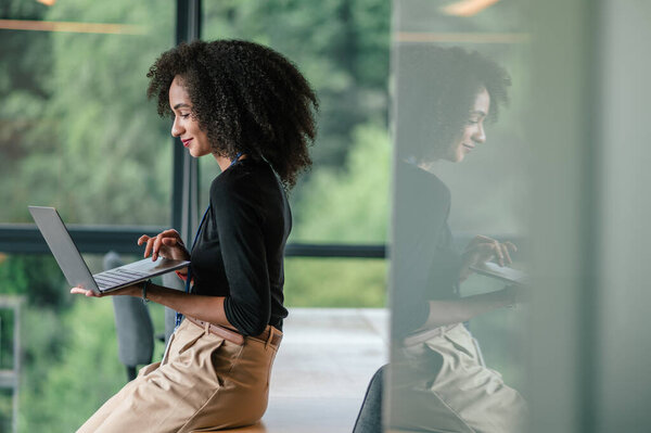 Успешная деловая леди. Довольно элегантная кудрявая деловая женщина в офисе