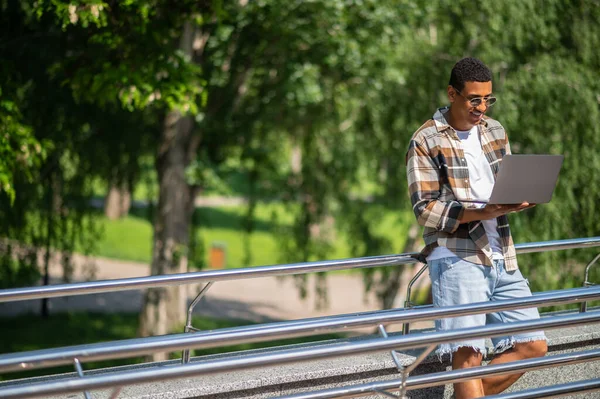 Arbeiten Aus Der Ferne Ein Mann Mit Laptop Der Draußen — Stockfoto