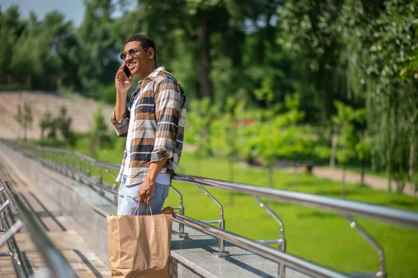 Una Telefonata Uomo Occhiali Sole Camicia Quadri Che Parla Telefono — Foto Stock