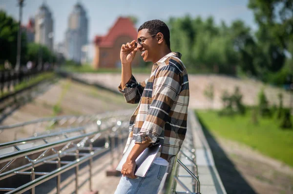 Connecté Jeune Homme Afro Américain Avec Ordinateur Portable Dans Campagne — Photo