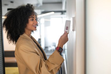 Ofise giriş izni. Genç müdür giriş kartıyla kapıyı açıyor.