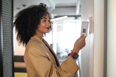 Ofise giriş izni. Genç müdür giriş kartıyla kapıyı açıyor.
