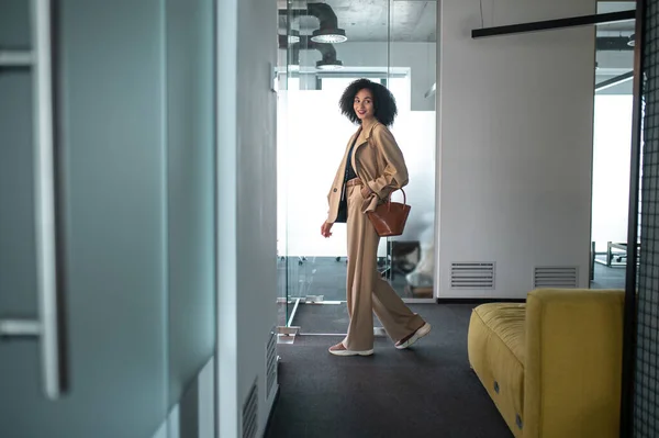 Office Confident Determined Businesswoman Entering Modern Office Glass Doors — Stock Photo, Image