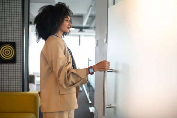 Entering Office Curly Haired Woman Openin Glaas Door Office — Stock Photo, Image