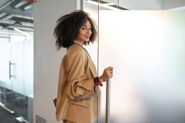 Entering Office Curly Haired Woman Openin Glaas Door Office — Stock Photo, Image