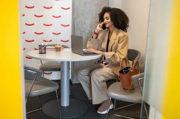 Telefonema Curly Haired Jovem Mulher Ter Telefonema Olhando Envolvido — Fotografia de Stock