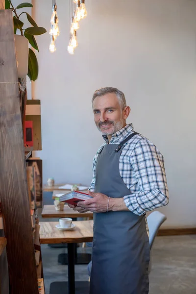 Günü Kafede Önlüklü Sakallı Mavi Gözlü Bir Adam — Stok fotoğraf
