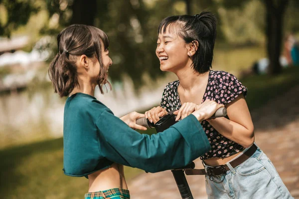 Parkta Parktaki Güzel Genç Kızlar Scooterla Gezip Eğleniyorlar — Stok fotoğraf