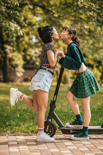 Parkban Csinos Fiatal Lányok Parkban Akik Robogóznak Élvezik — Stock Fotó