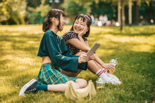 Estou Sentir Bem Duas Meninas Sentadas Gramado Olhando Tranquilo Apreciado — Fotografia de Stock