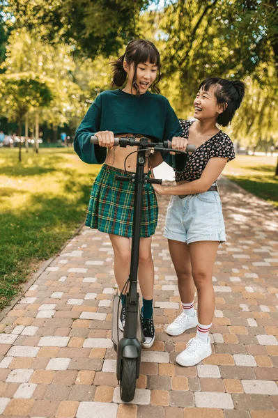 Mobilete Binmek Parkta Scooter Süren Zayıf Tatlı Kızlar — Stok fotoğraf