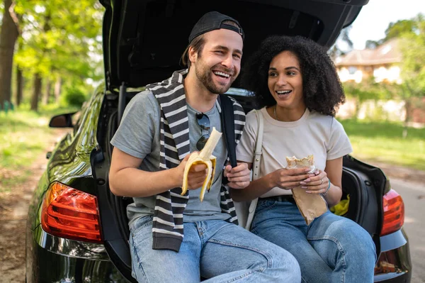 Almoço Jovens Sentados Bota Carro Almoçando — Fotografia de Stock